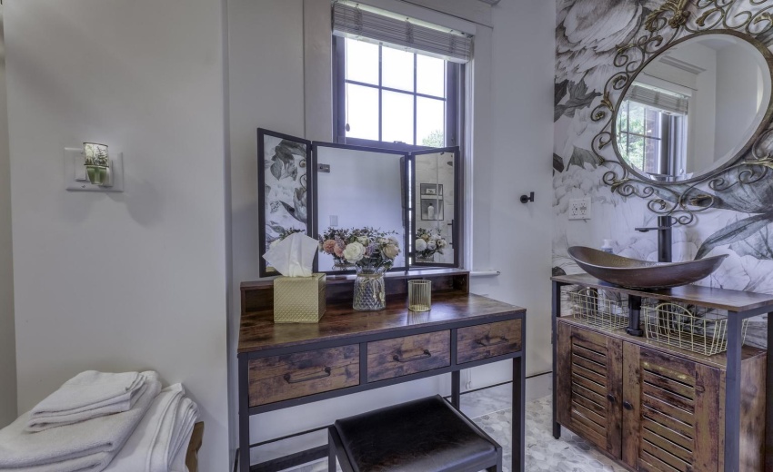 Main floor bathroom vanitym