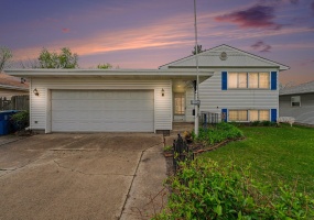 9324 Saric Drive, Highland, Indiana, 4 Bedrooms Bedrooms, 11 Rooms Rooms,2 BathroomsBathrooms,Residential,For Sale,Saric,NRA837068