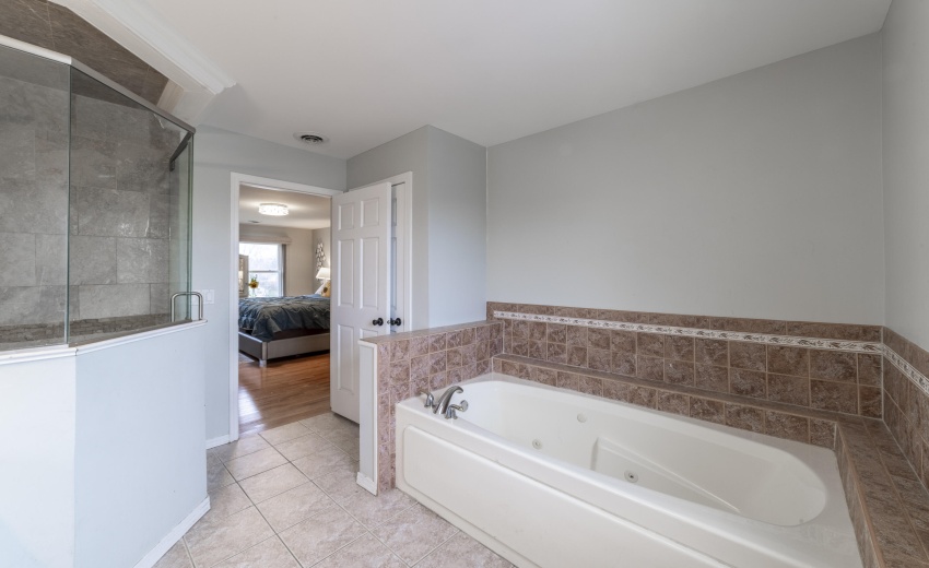 LPrimeBathTiconderoga0039