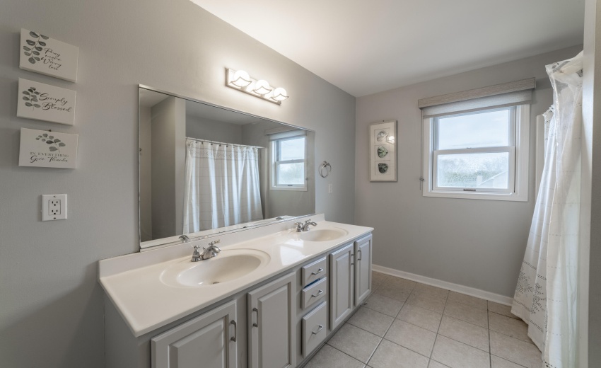 OHallBathTiconderoga0047