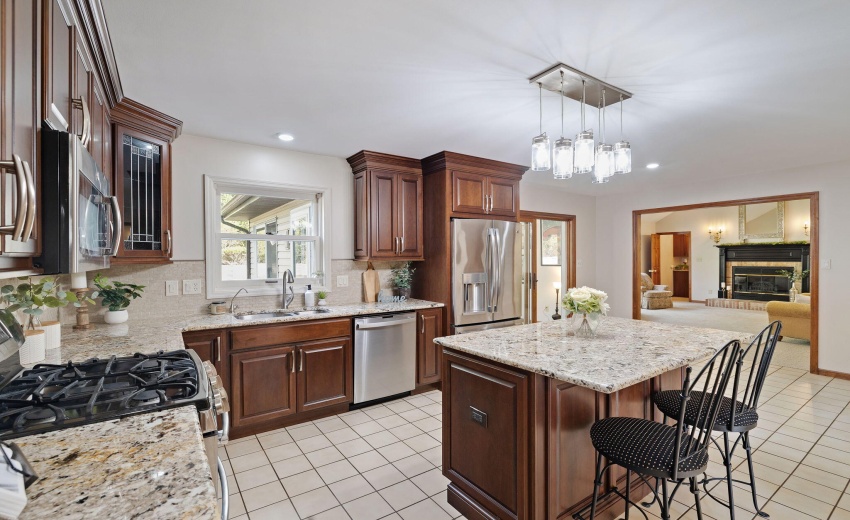 Loaded with cabinet/counter space