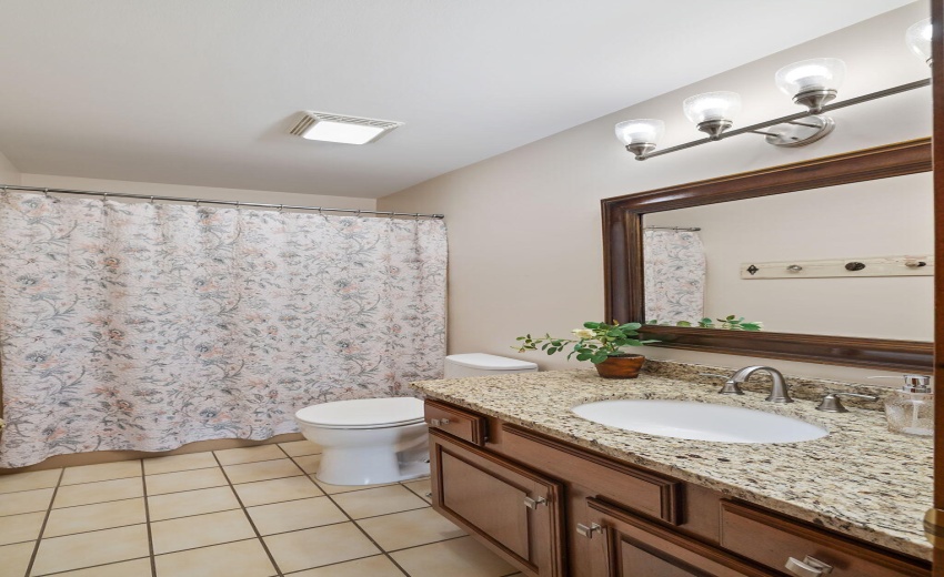 Upper level full bath