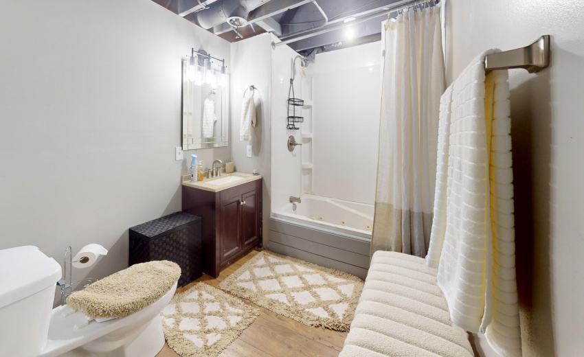 4650-Van-Buren-St-Bathroom