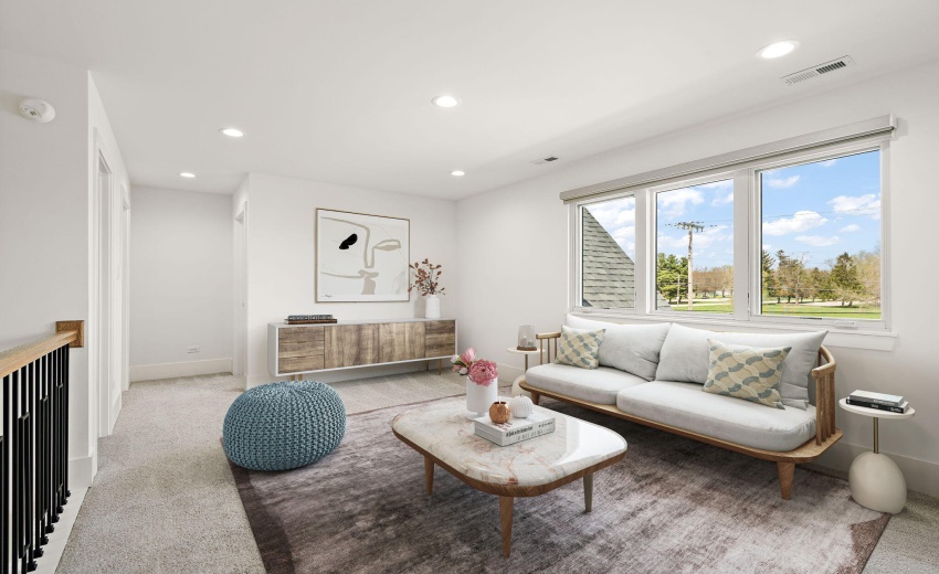 90-web-or-mls-Hallway sitting area