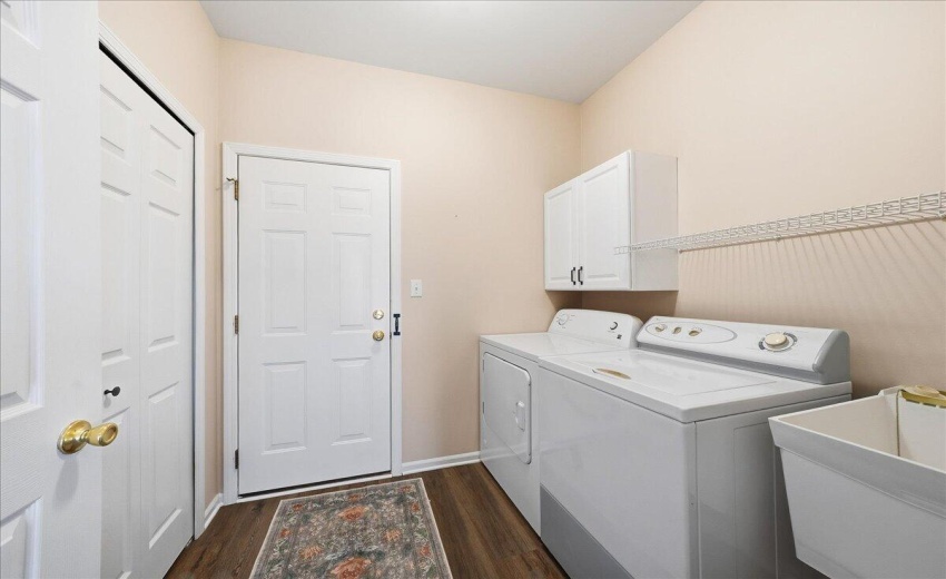 laundry room with laundry tub and closet