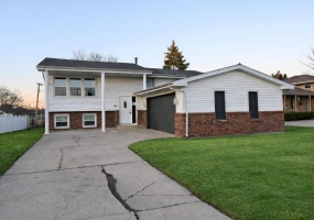 411 Cherry Hill Road, Dyer, Indiana, 5 Bedrooms Bedrooms, 8 Rooms Rooms,2 BathroomsBathrooms,Residential,For Sale,Cherry Hill,NRA837317