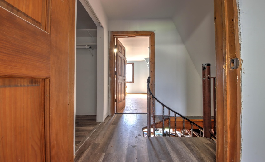 IMG_0562_3_4_5_6_7Interior 3