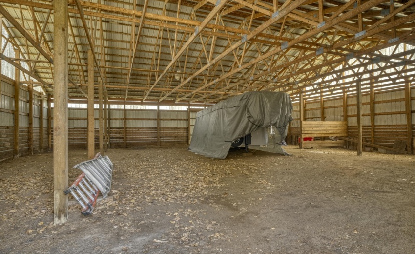 14273 Barn 2 interior