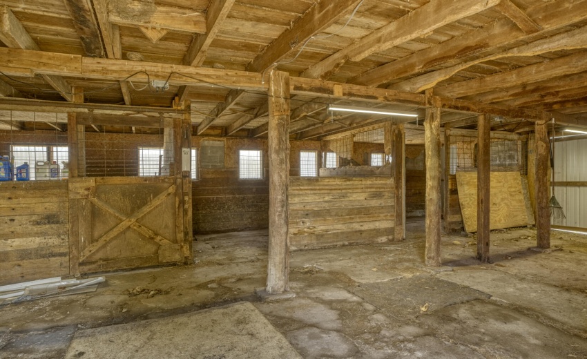14273 Barn 1 interior