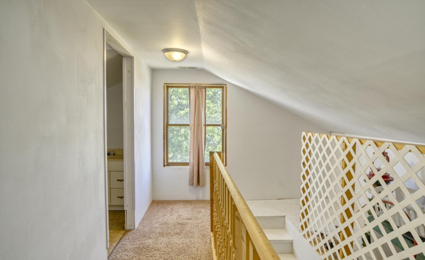 14273 Upstairs landing