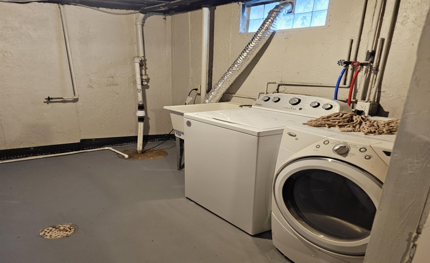 laundry room, with utility sink, appl st