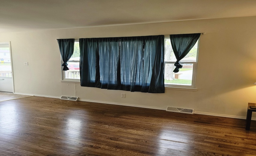 LR window, 2 side windows for breeze