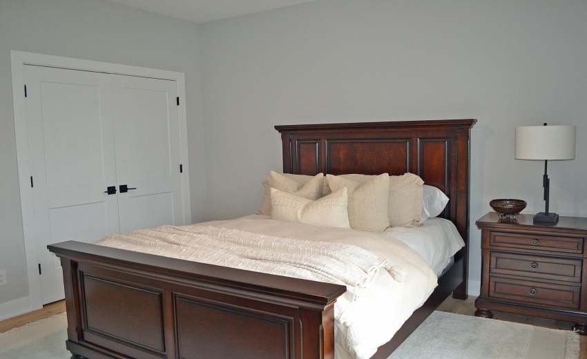 BR 1 DOUBLE CLOSET DOORS