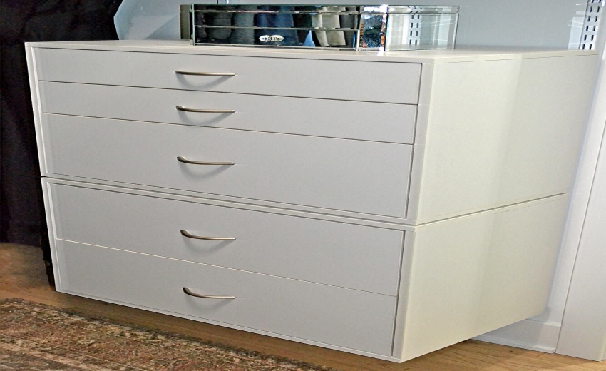mbr walk in closet built in drawers
