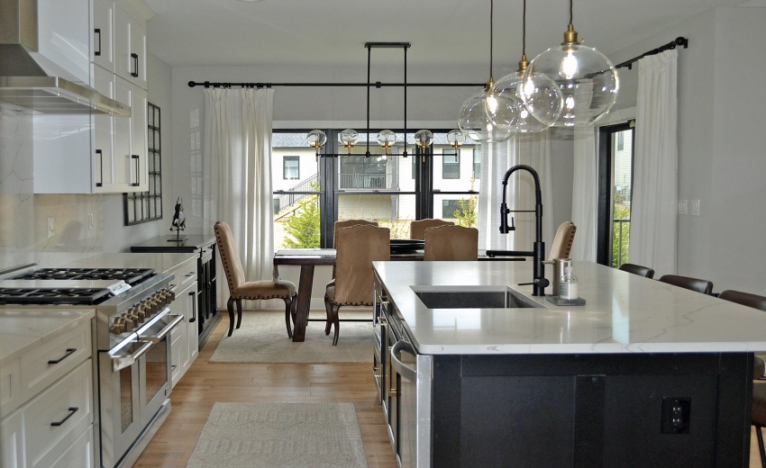 KITCHEN TO DINETTE