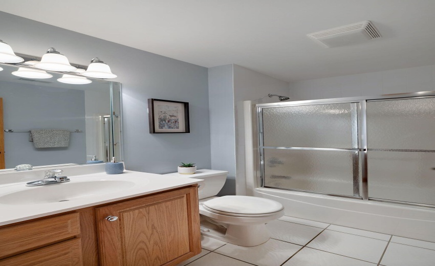 Upper level full bath