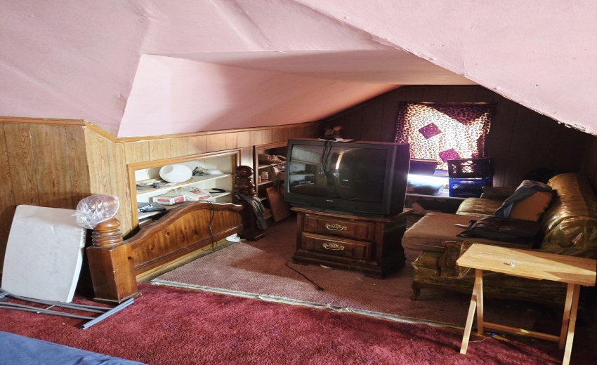 201 Taft Attic Sitting