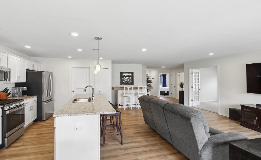 Huge island/bartop seating