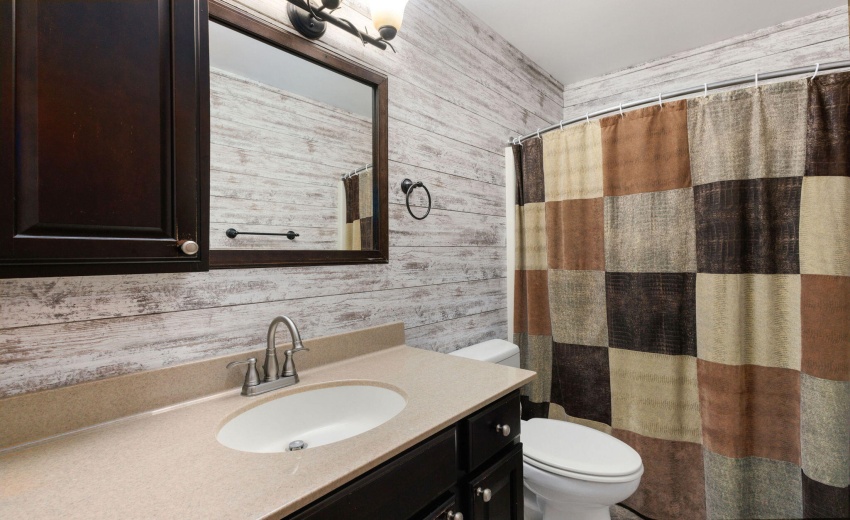 Main Floor Full Bath