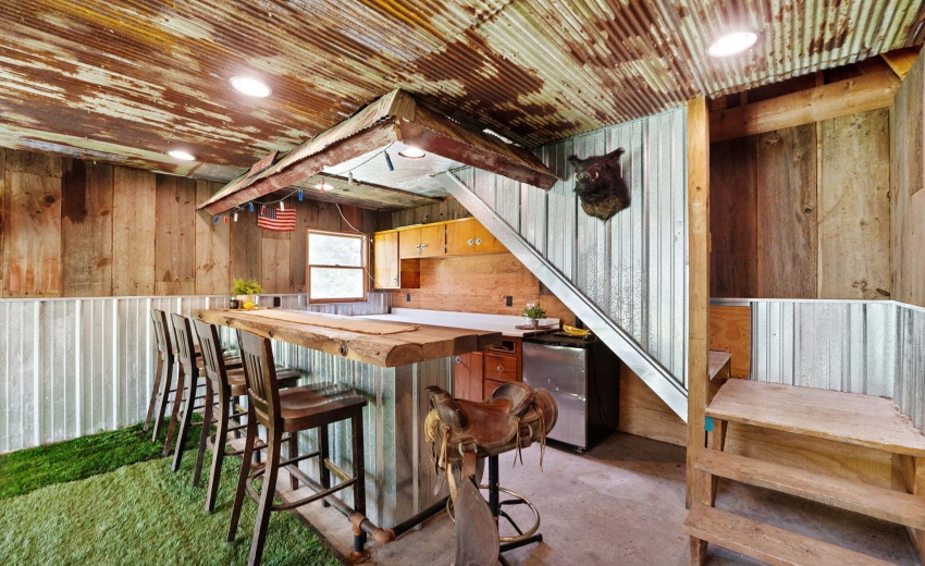 Cable & internet equipped barn