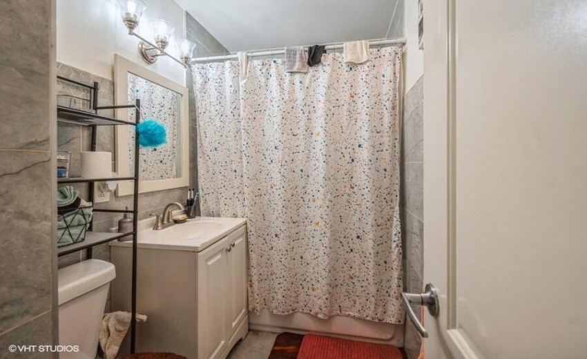 09_639IllinoisSt_8_Bathroom_Small
