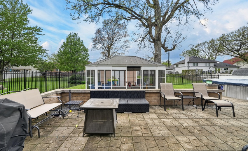 2914 Morningside Dr, Crown Point, IN 463