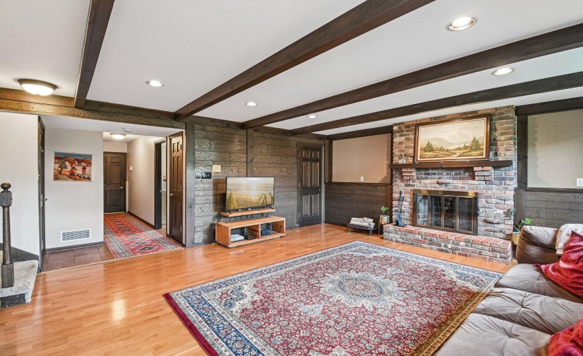 42-web-or-mls-9618 Walnut Dr-S0505-042