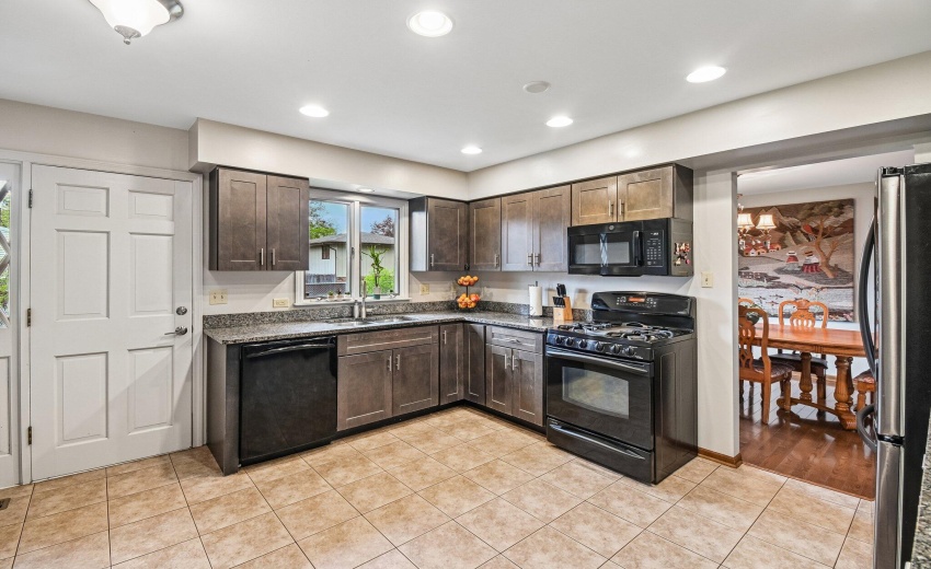 19-web-or-mls-9618 Walnut Dr-S0505-019