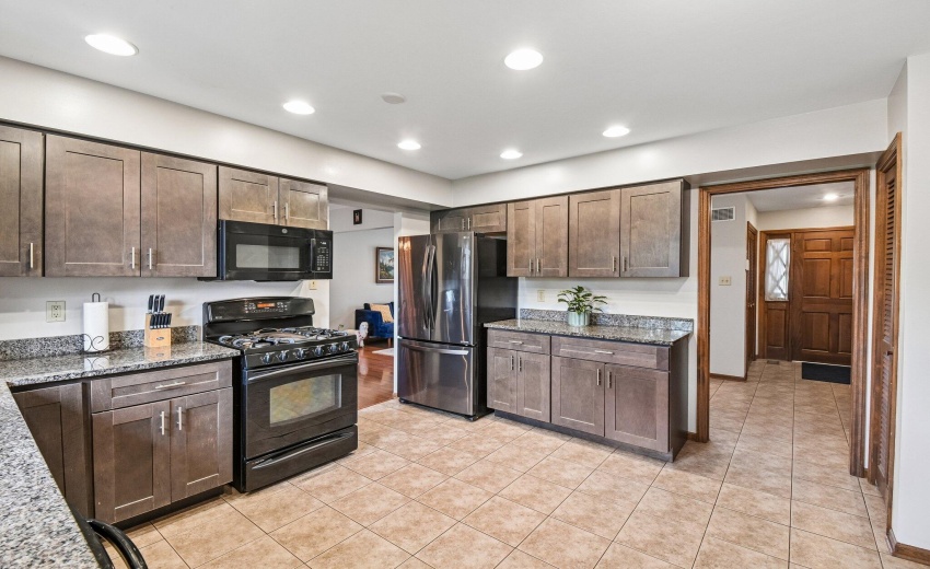 20-web-or-mls-9618 Walnut Dr-S0505-020