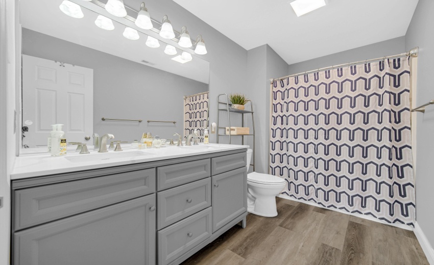 Main Bed Bath