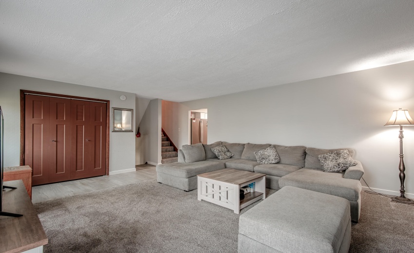 5768_Evergreen_Ave-011