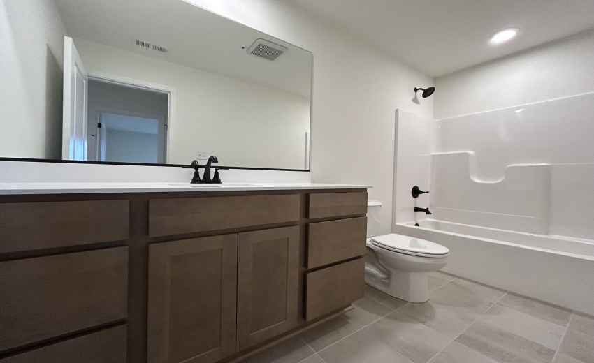 3002 Travelers Way - hall bath - 5.12.20