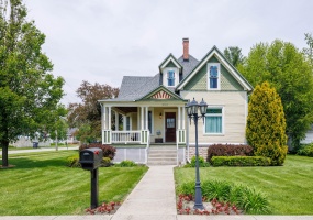 202 Iroquois Street, Kentland, Indiana, 4 Bedrooms Bedrooms, 9 Rooms Rooms,3 BathroomsBathrooms,Residential,For Sale,Iroquois,NRA839010