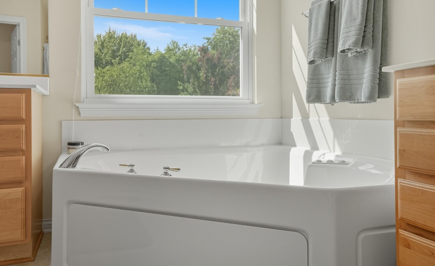 31 primary bath jacuzzi