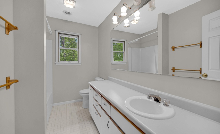 Upper full bathroom