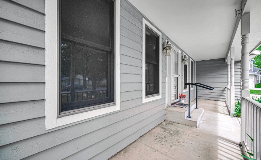 Spacious covered front porch.
