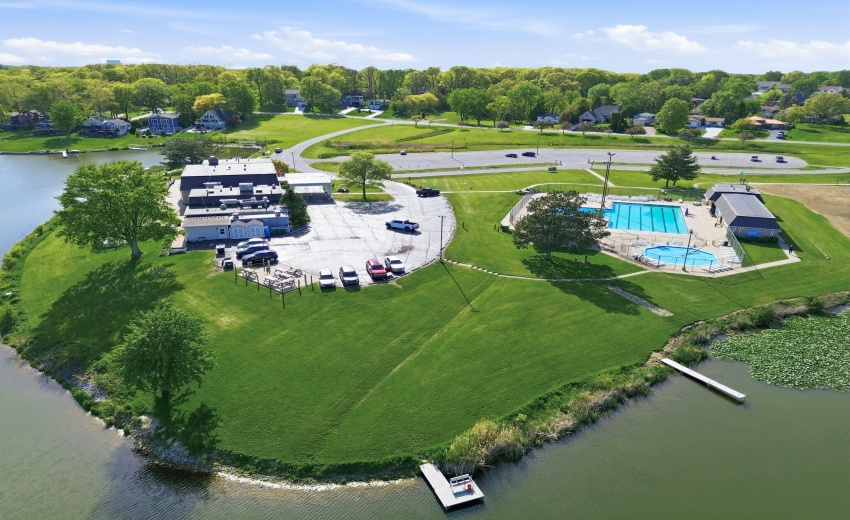 Clubhouse-Pool