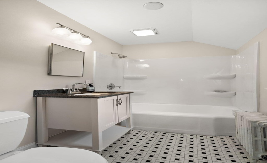 Upper level guest suite