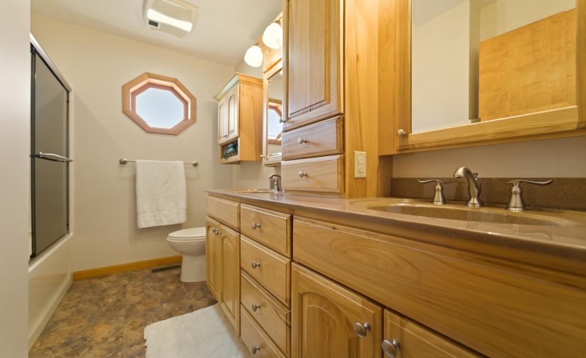 Upper Level Full Bath