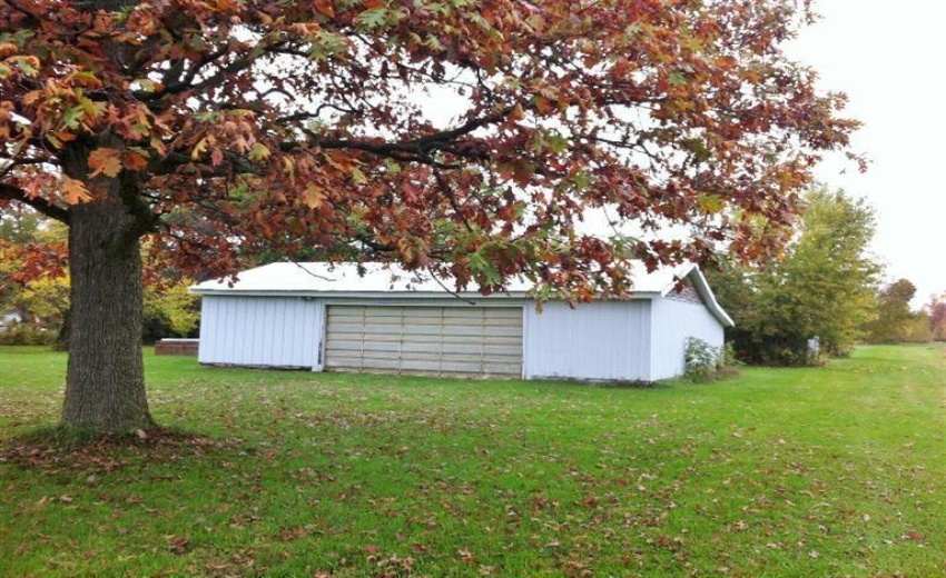 Acreage and Garage in Fall