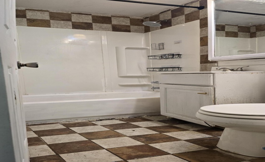 2207 County Line Road Full Bath