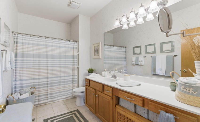 primary bed bathroom