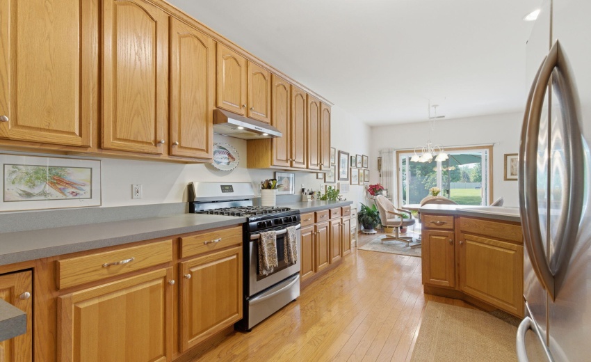 kitchen w/stainless appliances