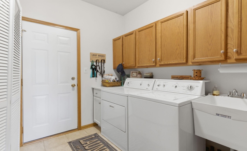 laundry room w/cabinets