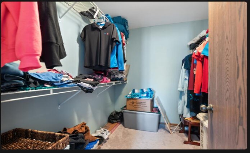 9651-17-Walk-In Closet