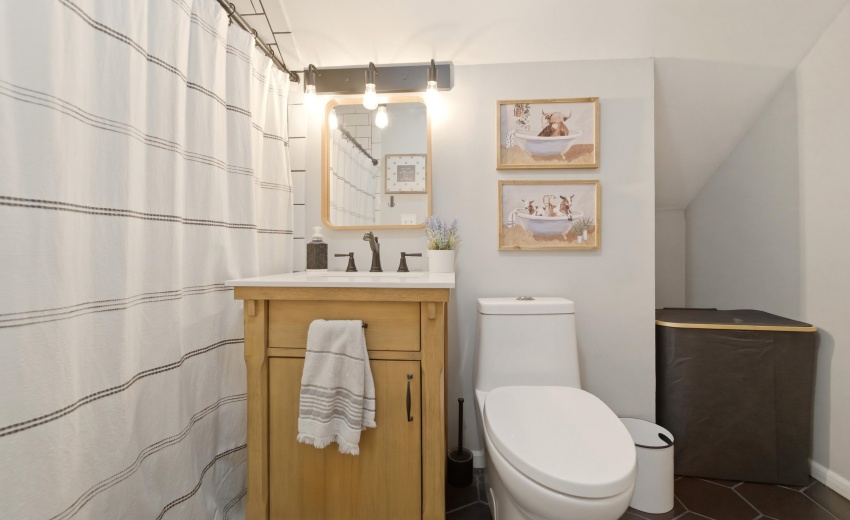Upper Level Hall Full Bathroom