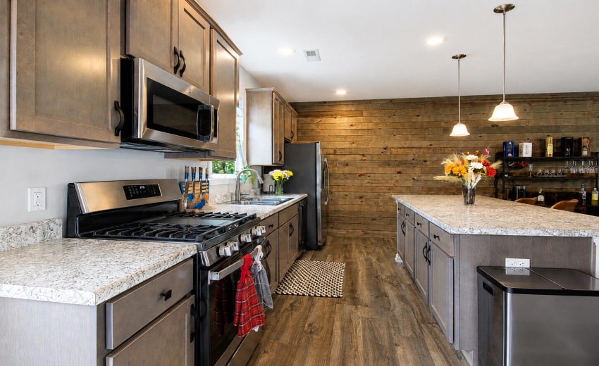 Traci - 11763 Rhode Island St, Crown Poi
