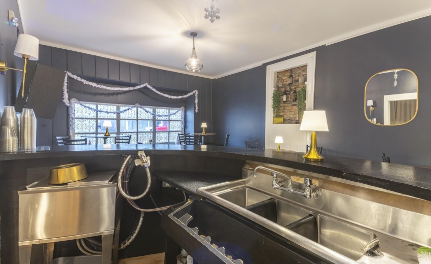 DQPubBarBacFranklinSt0032