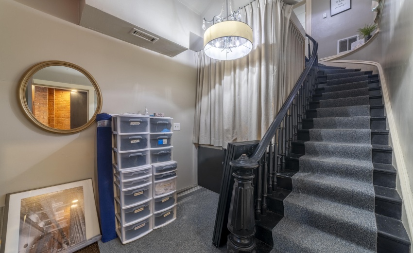 MB&BStairsFranklinSt0063