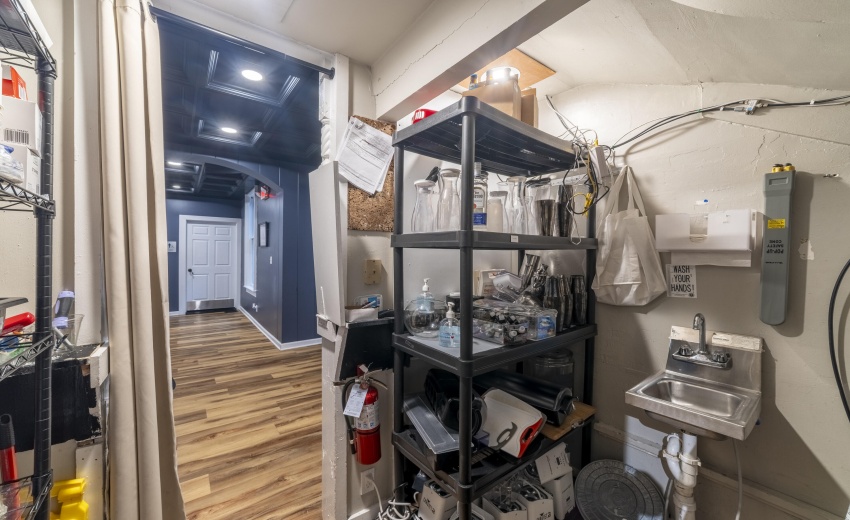 DQPubBarBacFranklinSt0030
